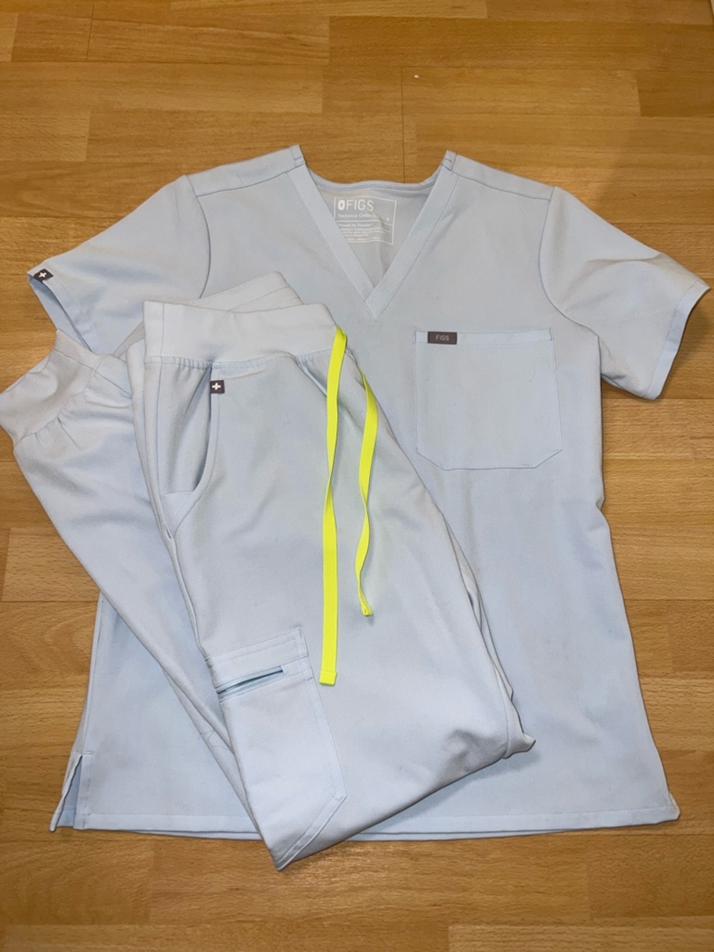 FIGS Catarina One Pocket scrub top and Zamora Jogger scrub pants set -openskies